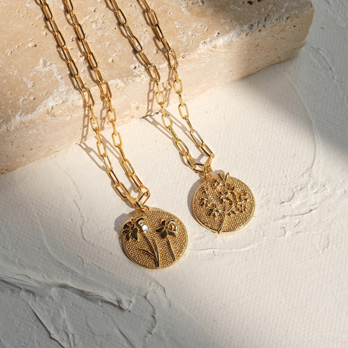 January Birthflower Necklace - Charming Carnation