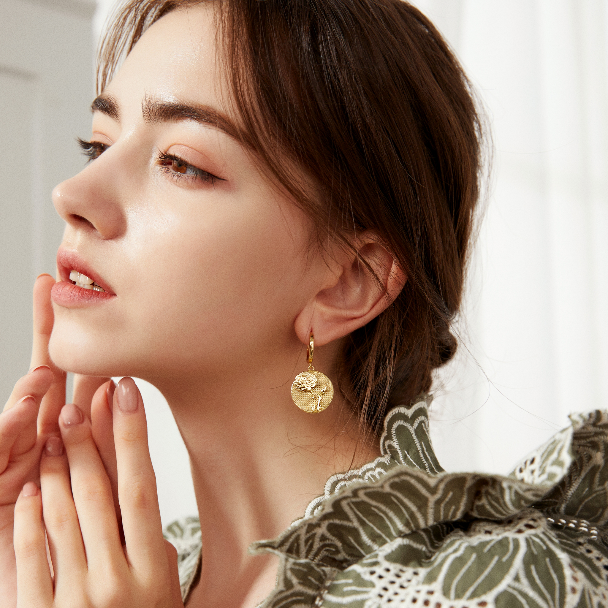 April Birthflower Earrings - Dazzling Daisy