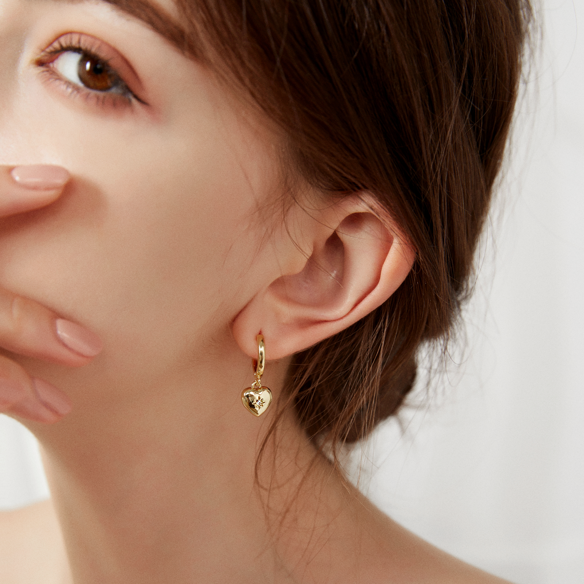 Solare Heart Signet Huggies - Yellow Gold