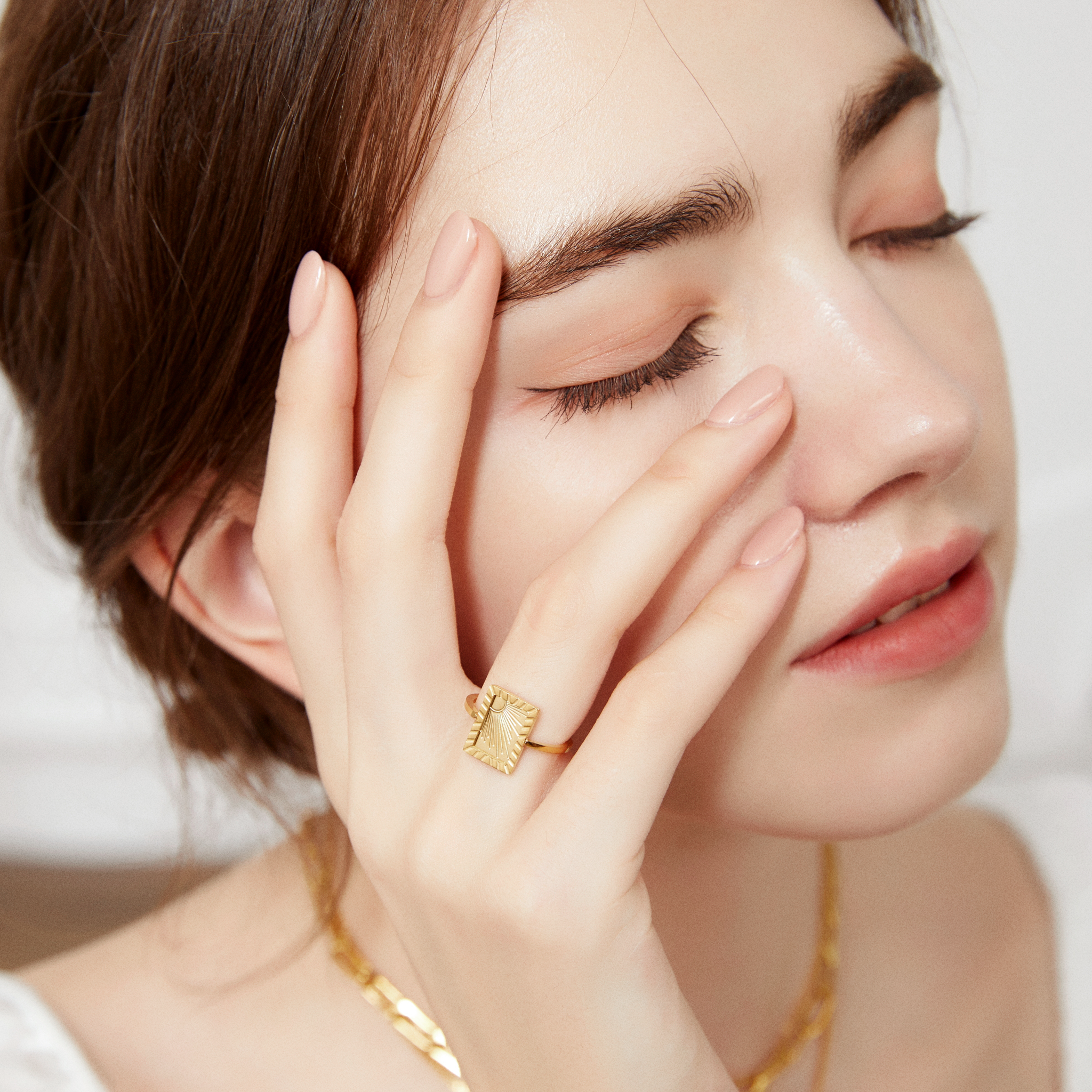 Sungrazer Bezel Ring - Yellow Gold