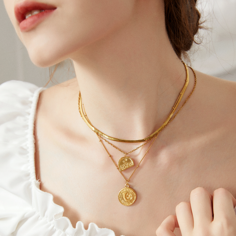 Sacred Lune Coin Necklace - Yellow Gold