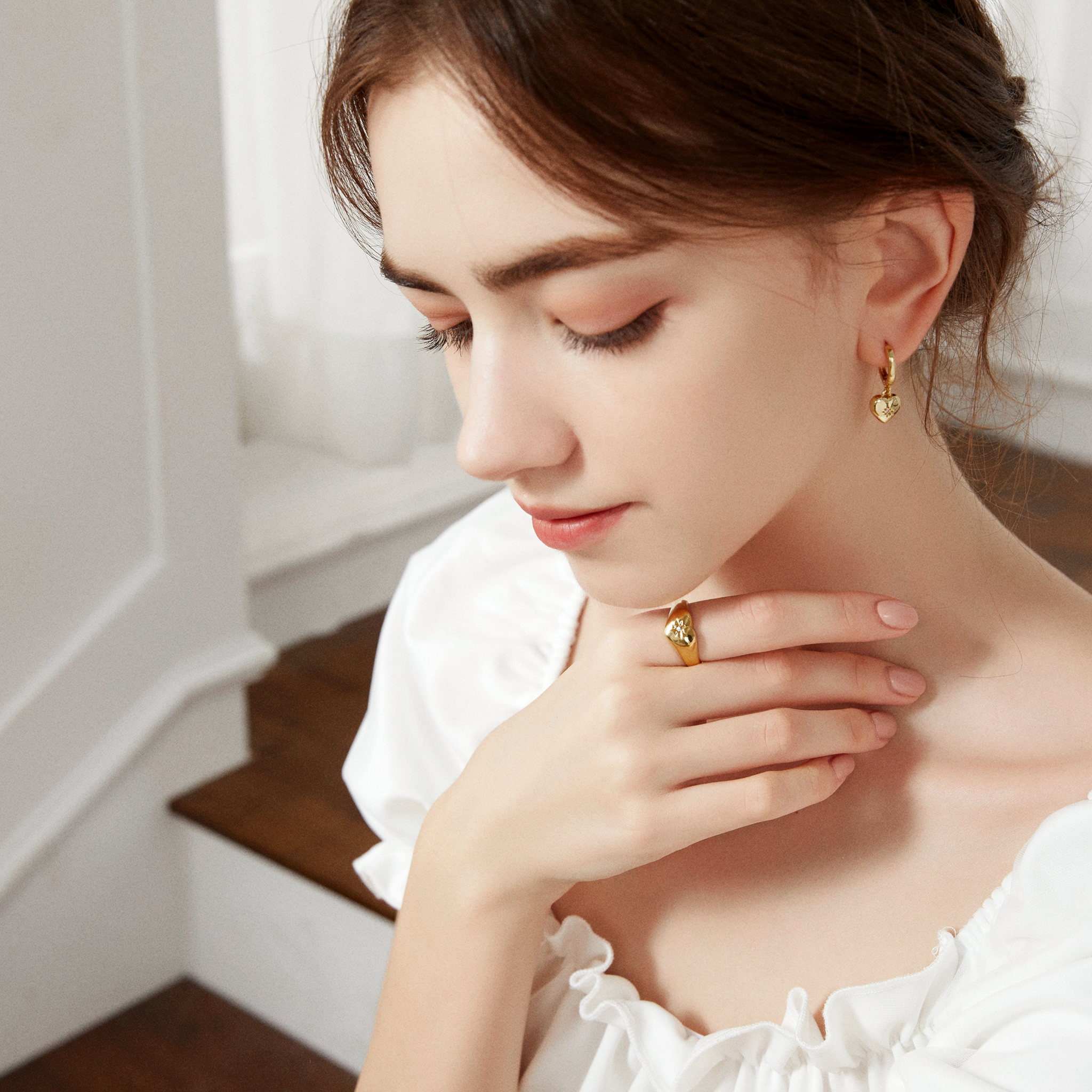 Solare Heart Signet Huggies - Yellow Gold